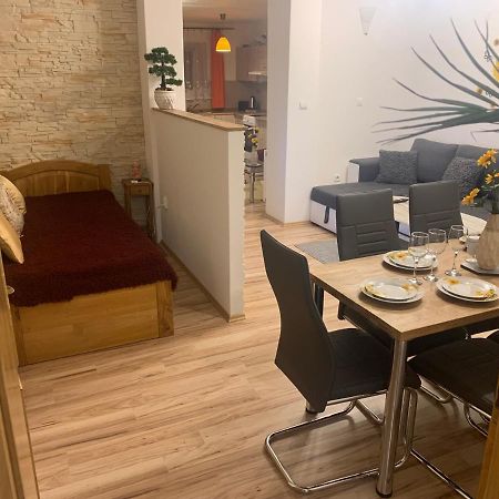 Apartman Slunecnice S Terasou チェスケー・ブジェヨヴィツェ エクステリア 写真