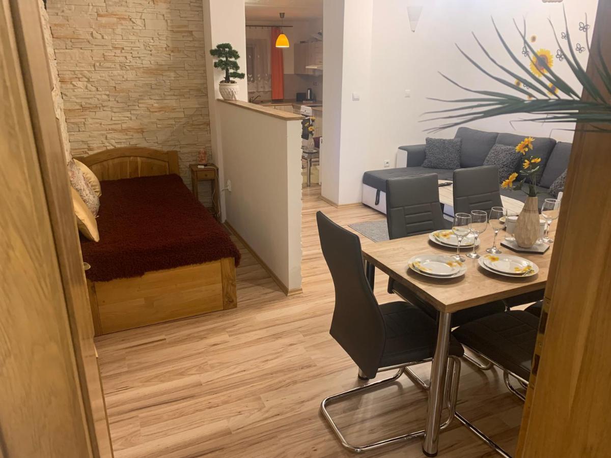 Apartman Slunecnice S Terasou チェスケー・ブジェヨヴィツェ エクステリア 写真