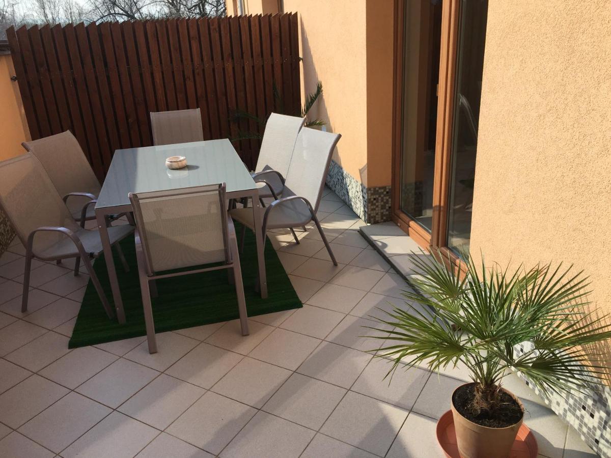 Apartman Slunecnice S Terasou チェスケー・ブジェヨヴィツェ エクステリア 写真