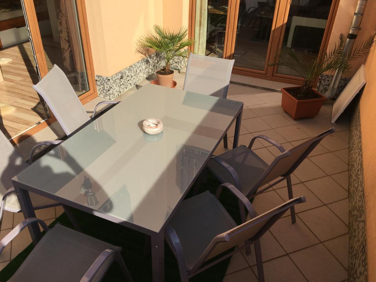 Apartman Slunecnice S Terasou チェスケー・ブジェヨヴィツェ エクステリア 写真